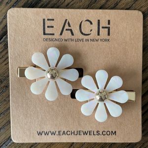 NEW Each Flower Barrette Set